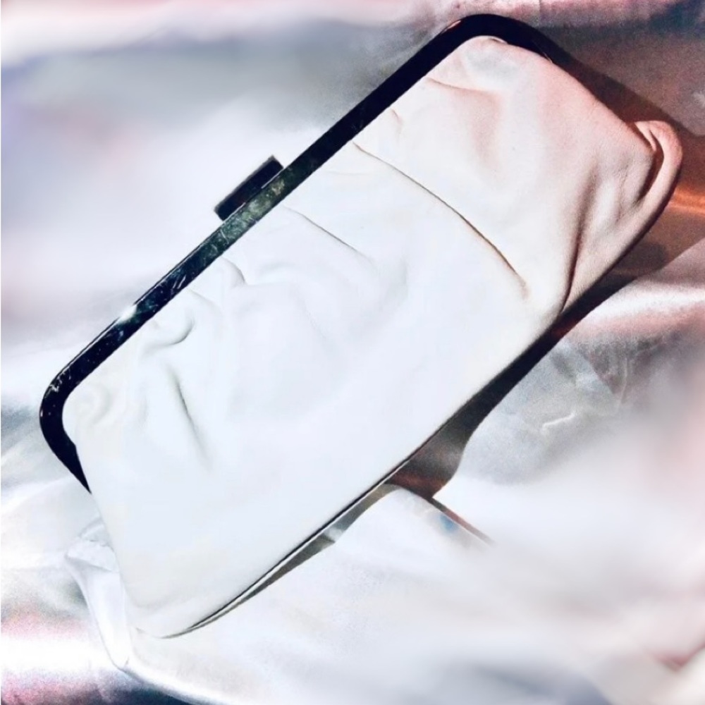 EXPRESS Women’s Off-White Pillow Leather Kiss Lock Toggle 10” Clutch Wallet NEW